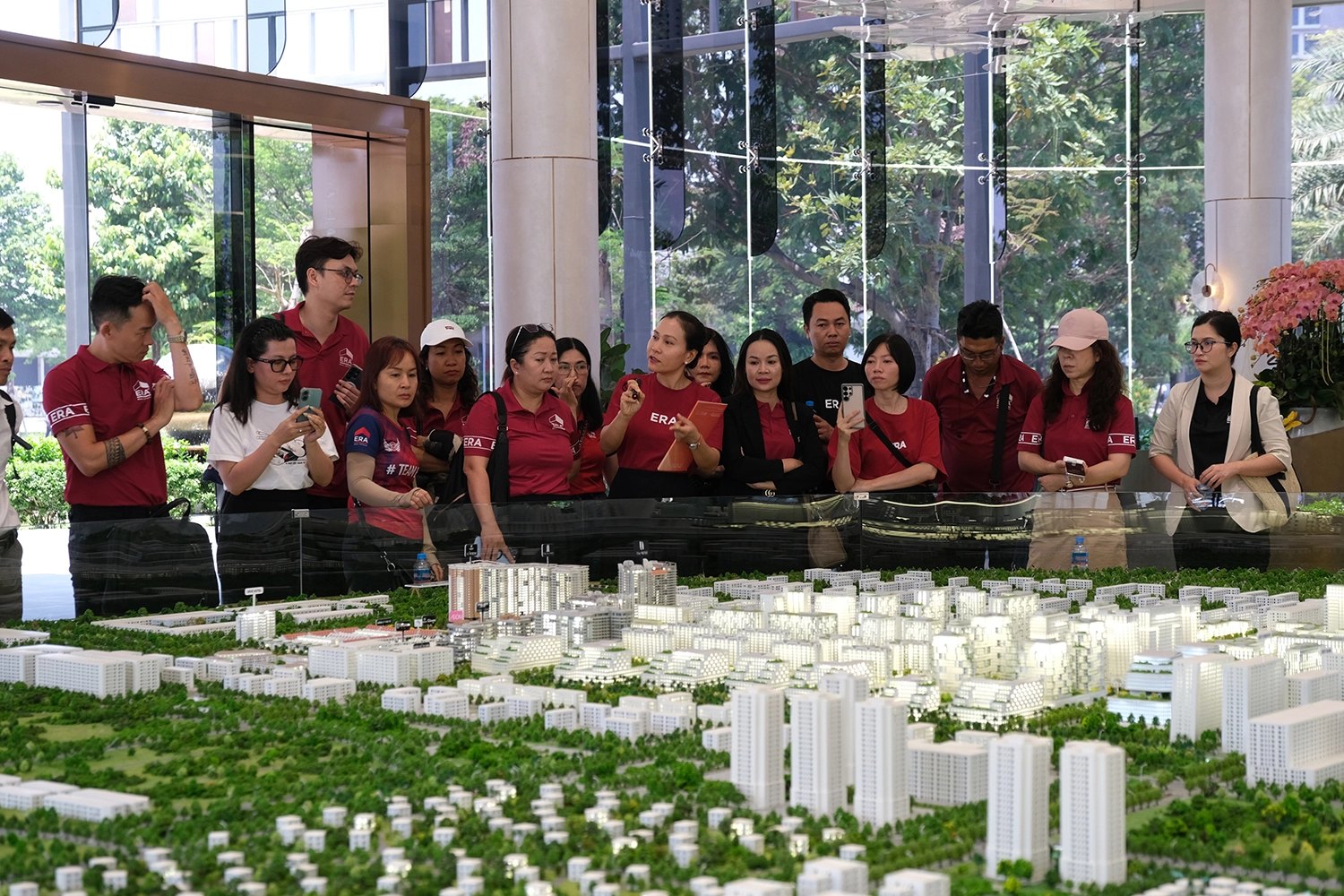 Môi giới bất động sản là gì – chuyên viên ERA Vietnam tìm hiểu sa bàn dự án trước khi tư vấn