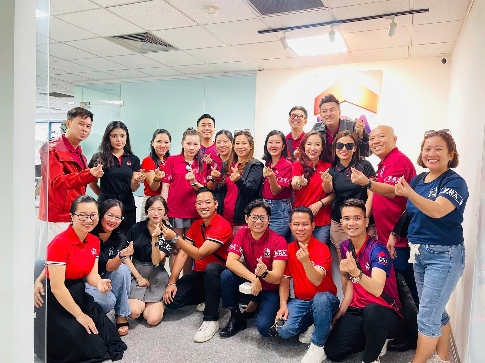 Không khí gắn kết của các thành viên môi giới ERA Vietnam tại văn phòng