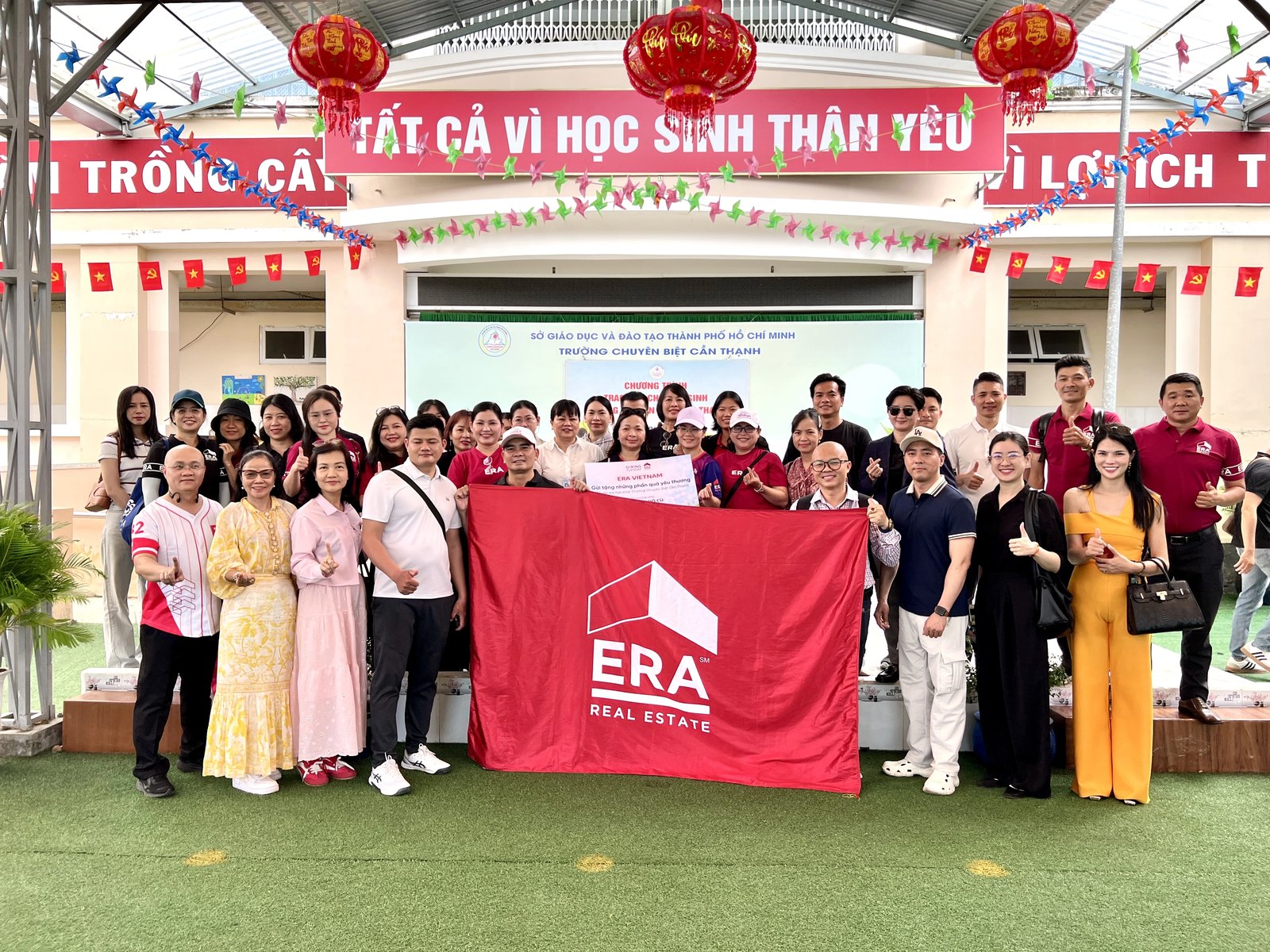 ERA Vietnam trao quà cho học sinh Trường Chuyên biệt Cần Thạnh