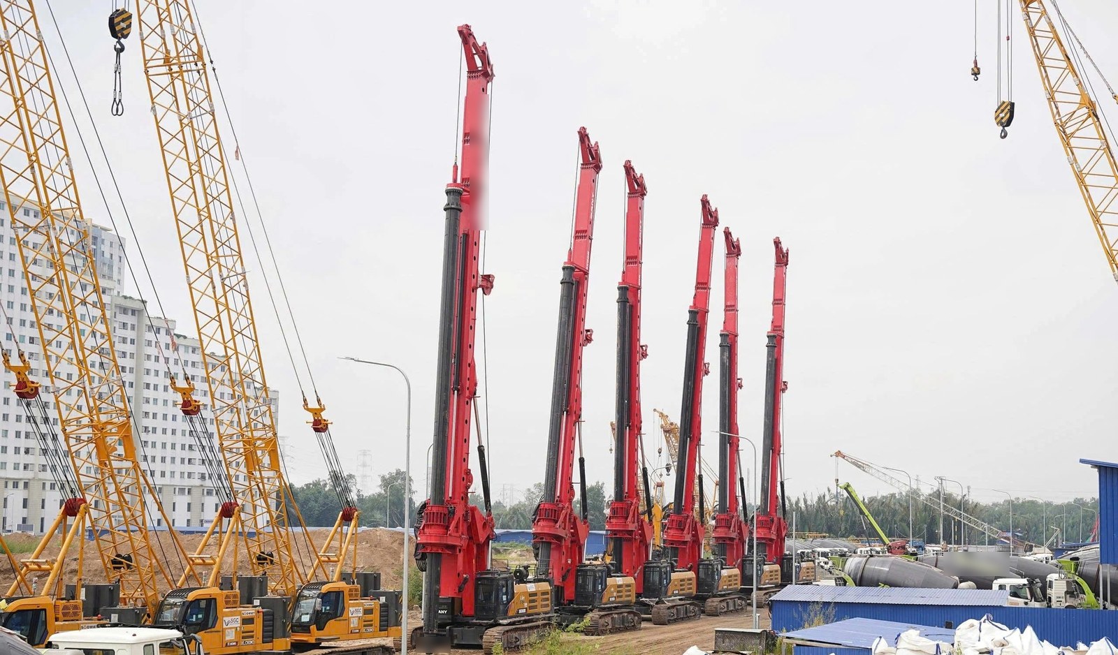 Máy khoan cọc nhồi và cần cẩu tập kết thi công móng trụ cầu metro Cần Giờ
