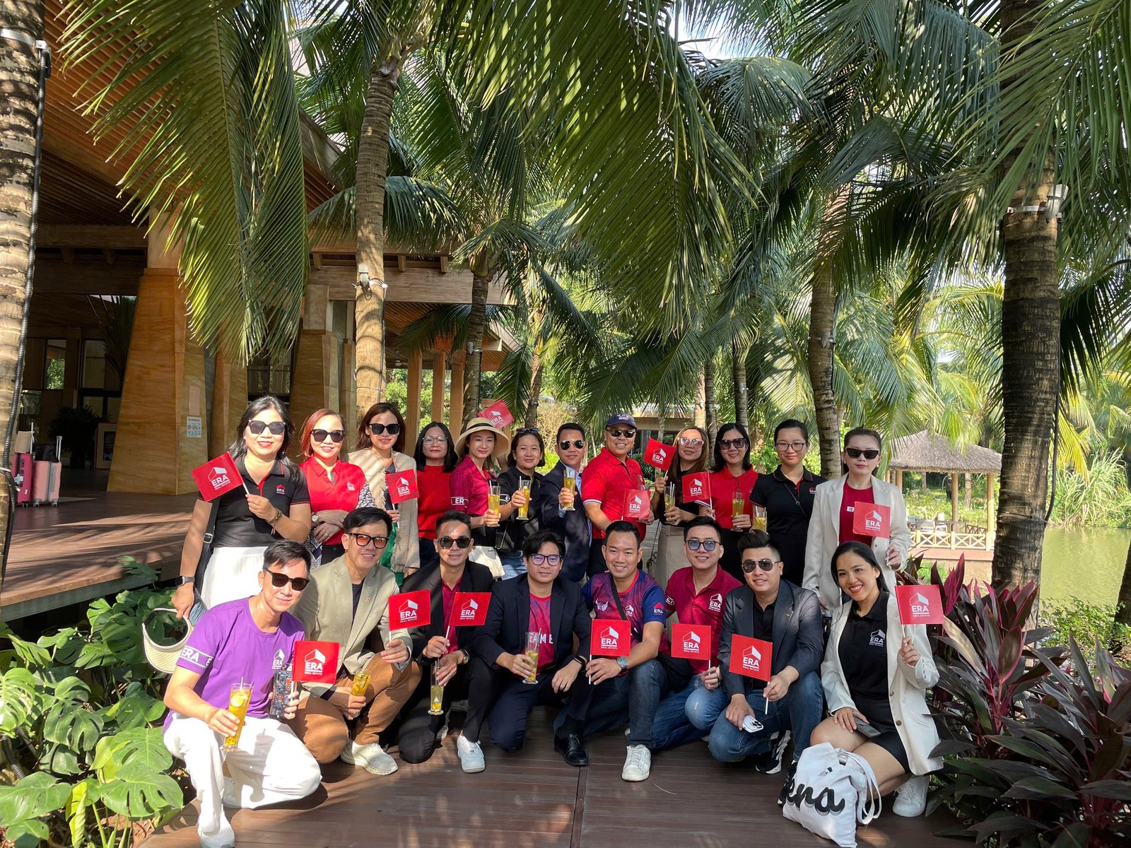 Đội ngũ ERA Vietnam trong một chuyến dã ngoại gắn kết